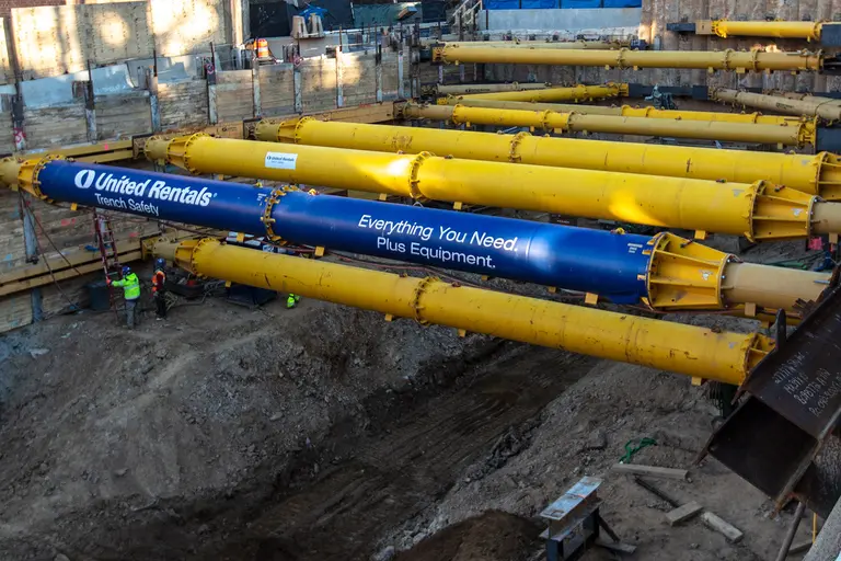 Hydraulic struts on a jobsite
