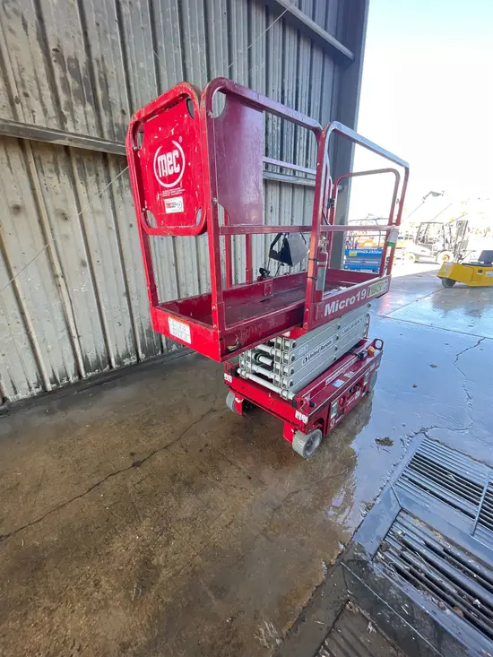 2018 MEC MICRO 19 Scissor Lift