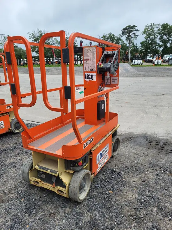 2019 JLG 1230ES Self-Propelled One-Person Lift