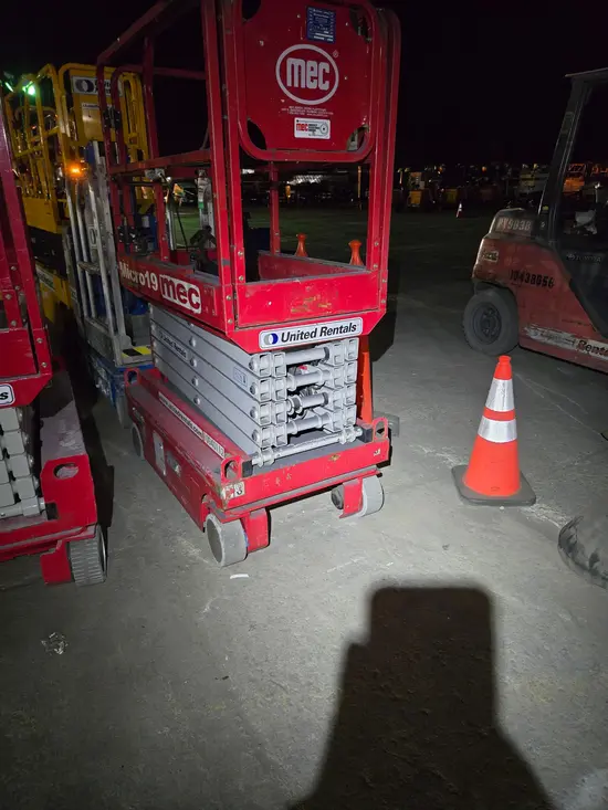 2019 MEC MICRO 19 Scissor Lift