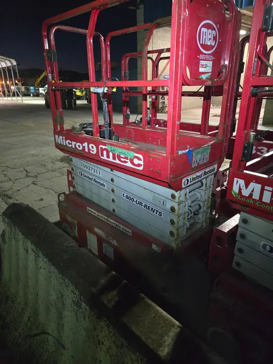 2019 MEC MICRO 19 Scissor Lift