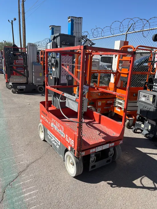 2017 Skyjack SJ16 Self-Propelled One-Person Lift