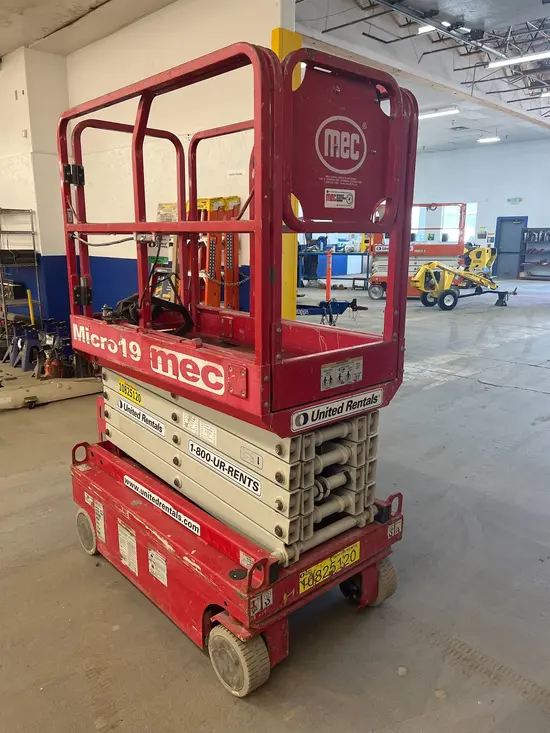 2018 MEC MICRO 19 Scissor Lift