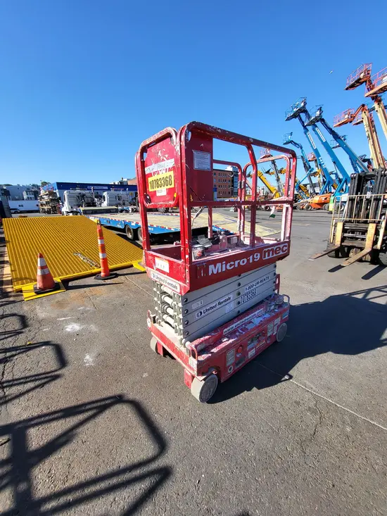 2018 MEC MICRO 19 Scissor Lift