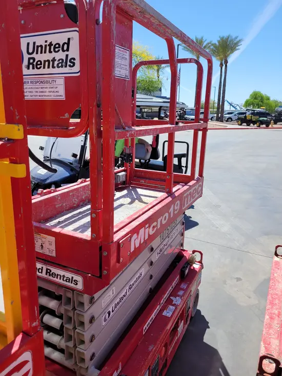 2018 MEC MICRO 19 Scissor Lift