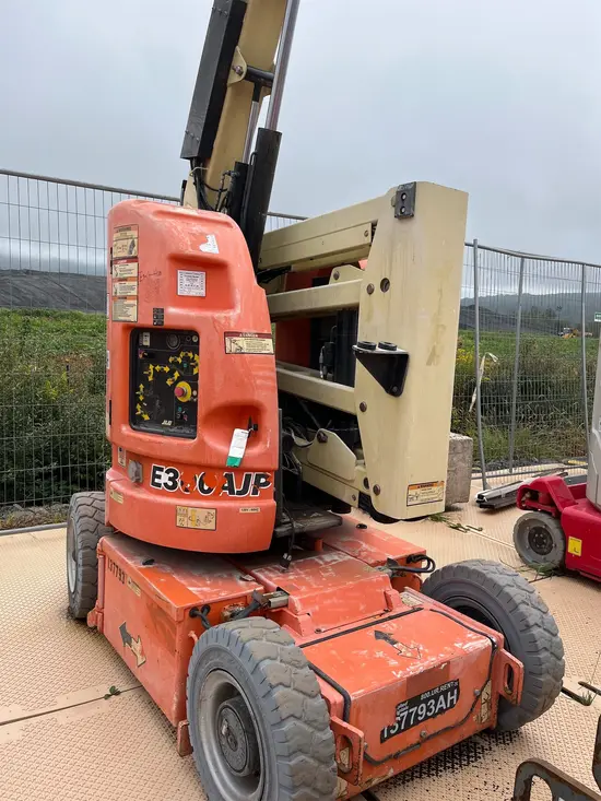 2014 JLG E300AJP Articulating Boom Lift