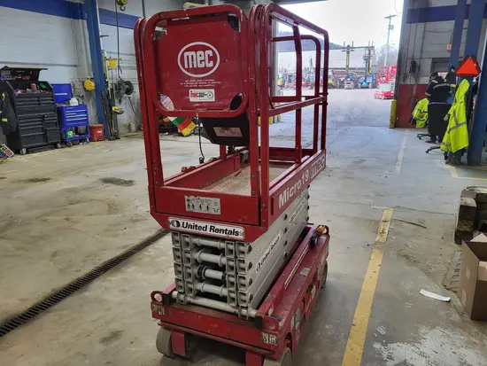 2018 MEC MICRO 19 Scissor Lift