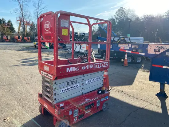2017 MEC MICRO 19 Scissor Lift