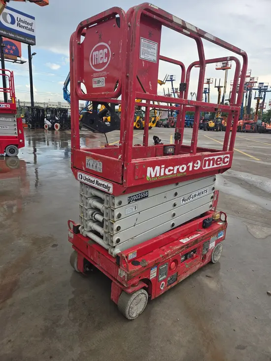 2019 MEC MICRO 19 Scissor Lift