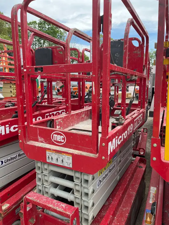 2017 MEC MICRO 19 Scissor Lift