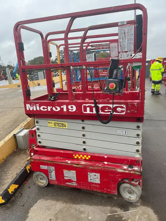 2018 MEC MICRO 19 Scissor Lift