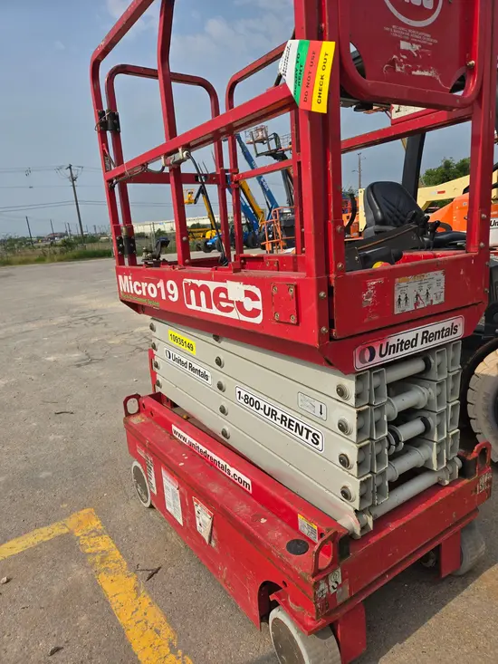 2019 MEC MICRO 19 Scissor Lift