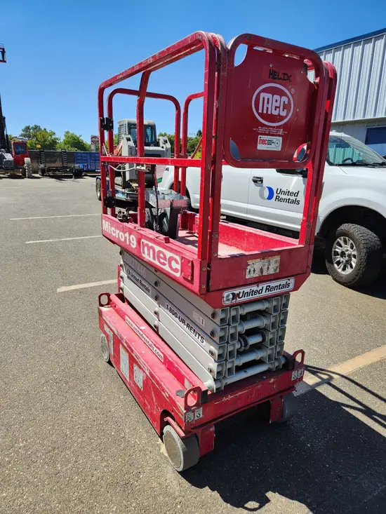 2018 MEC MICRO 19 Scissor Lift