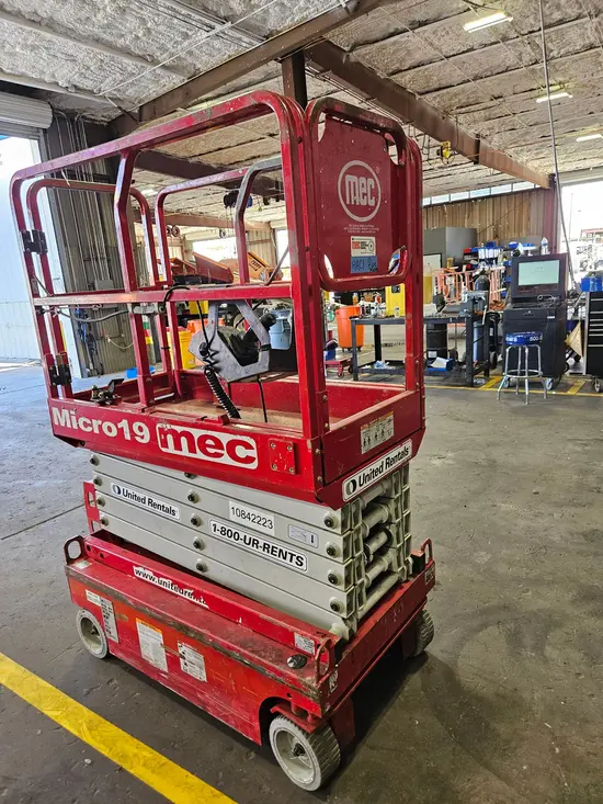 2018 MEC MICRO 19 Scissor Lift