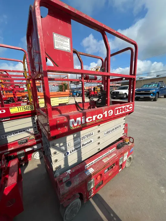 2019 MEC MICRO 19 Scissor Lift