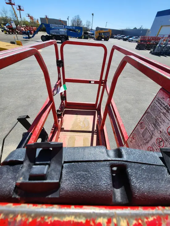 2018 MEC MICRO 19 Scissor Lift