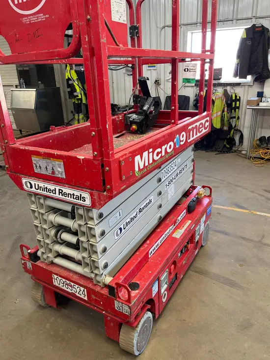 2019 MEC MICRO 19 Scissor Lift