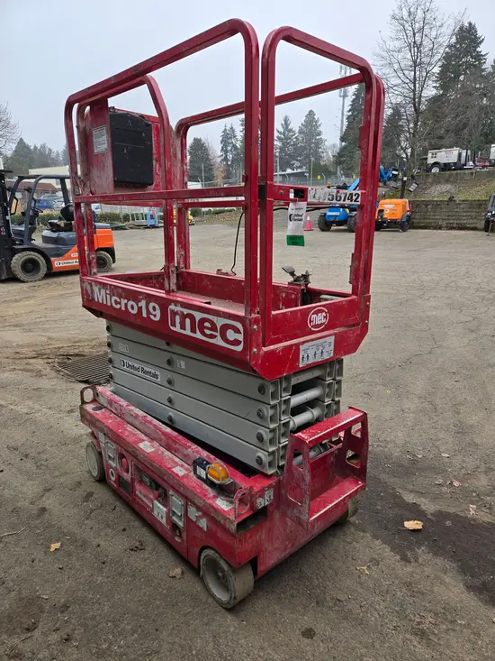 2018 MEC MICRO 19 Scissor Lift
