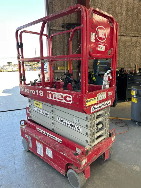 2018 MEC MICRO 19 Scissor Lift