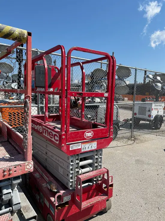 2018 MEC MICRO 19 Scissor Lift