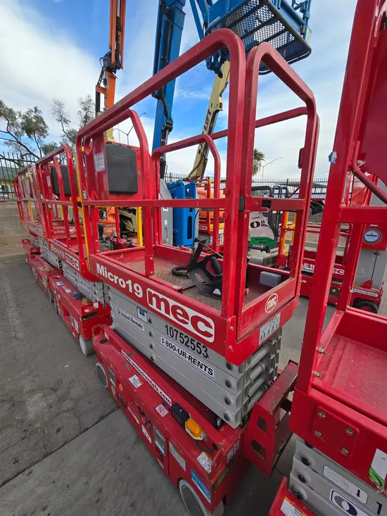 2018 MEC MICRO 19 Scissor Lift