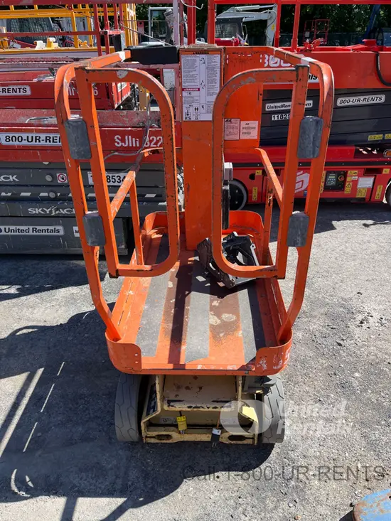 2017 JLG 1230ES Self-Propelled One-Person Lift