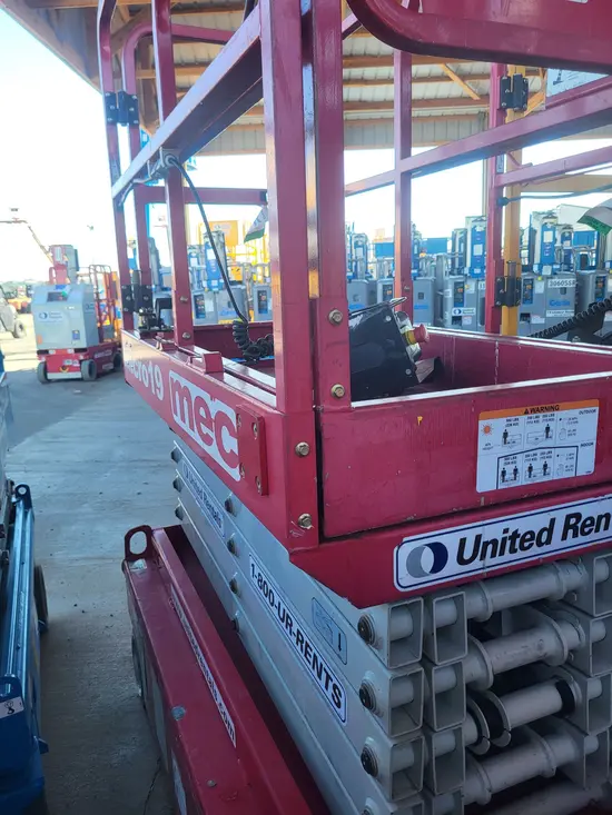 2018 MEC MICRO 19 Scissor Lift