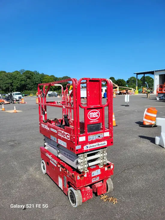 2018 MEC 1930SE Scissor Lift