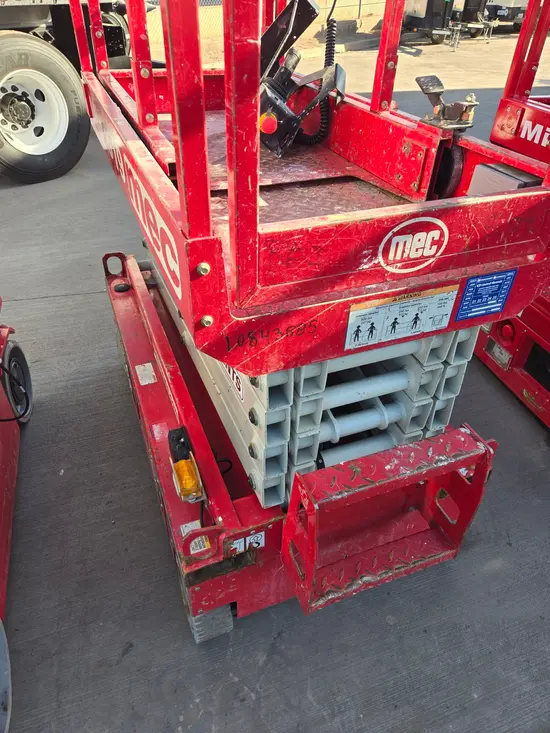 2018 MEC MICRO 19 Scissor Lift