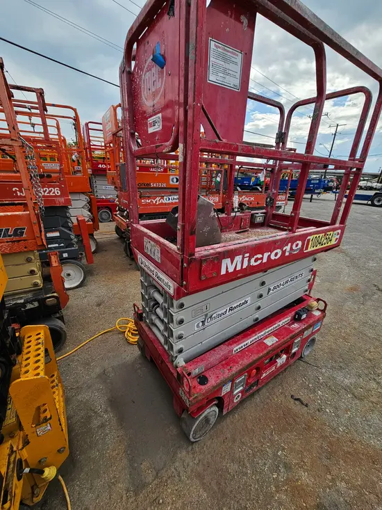 2018 MEC MICRO 19 Scissor Lift
