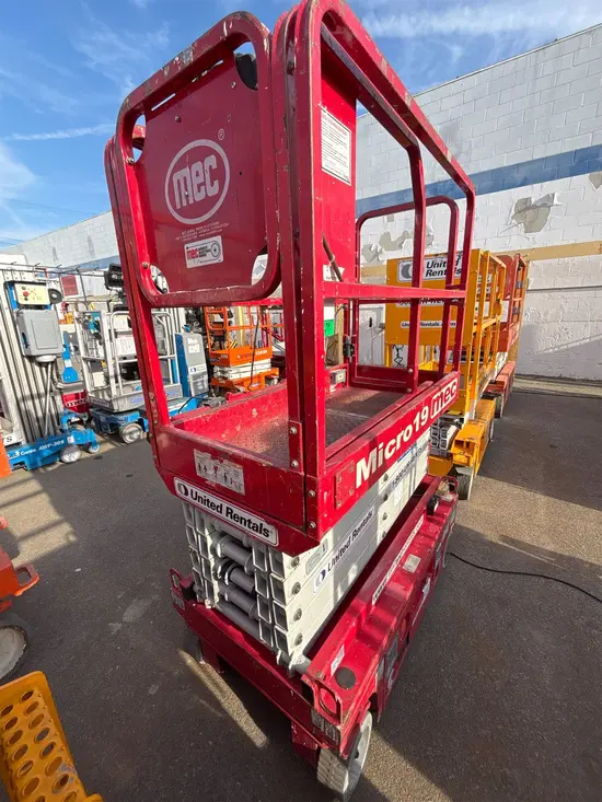 2018 MEC MICRO 19 Scissor Lift