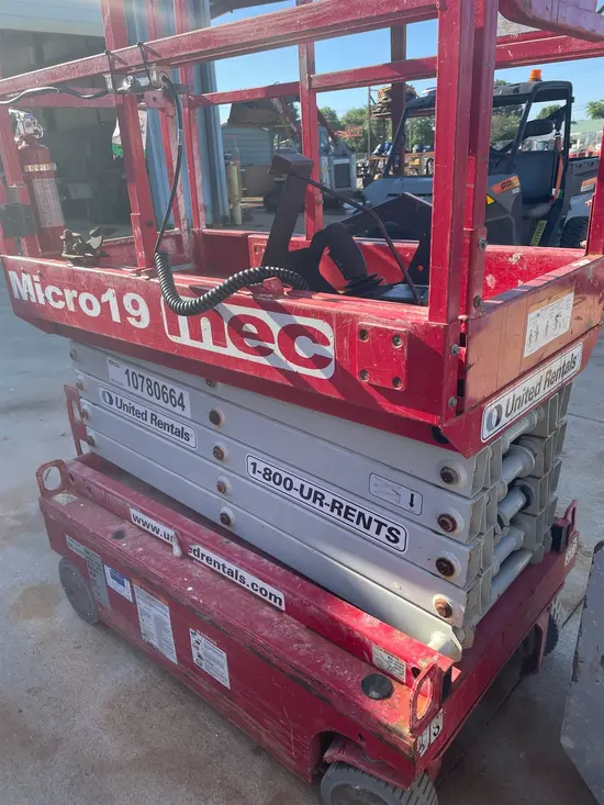 2018 MEC MICRO 19 Scissor Lift