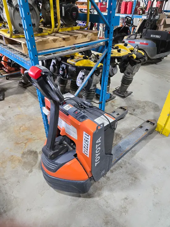 2022 Toyota 8HBW23 Jack