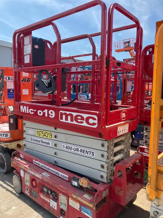 2018 MEC MICRO 19 Scissor Lift