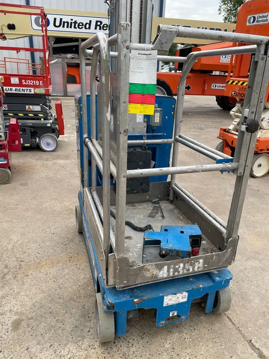 2017 Genie GR-20 Self-Propelled One-Person Lift