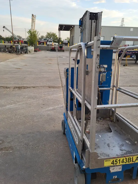 2017 Genie GR-20 Self-Propelled One-Person Lift