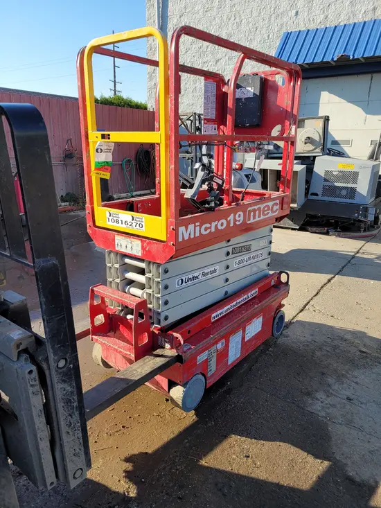 2018 MEC MICRO 19 Scissor Lift