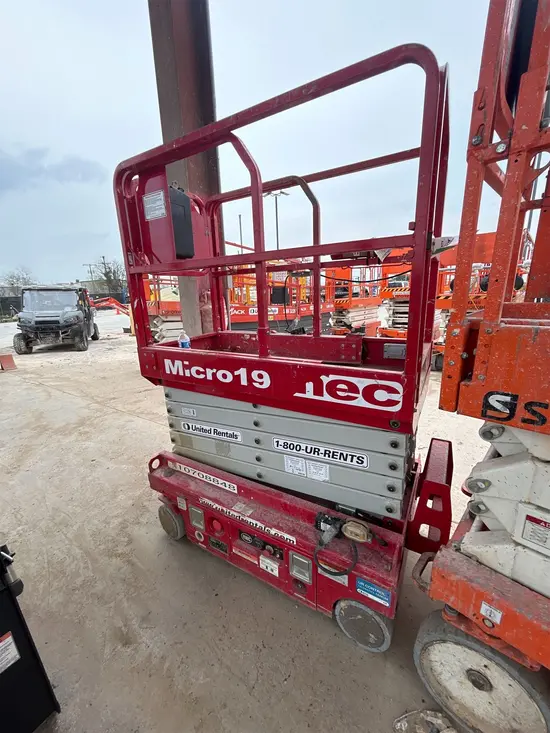 2018 MEC MICRO 19 Scissor Lift