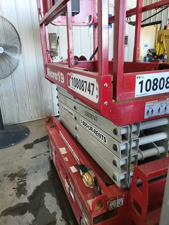 2018 MEC MICRO 19 Scissor Lift