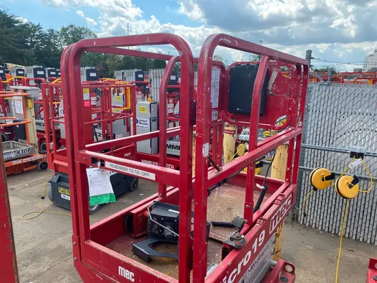 2018 MEC MICRO 19 Scissor Lift