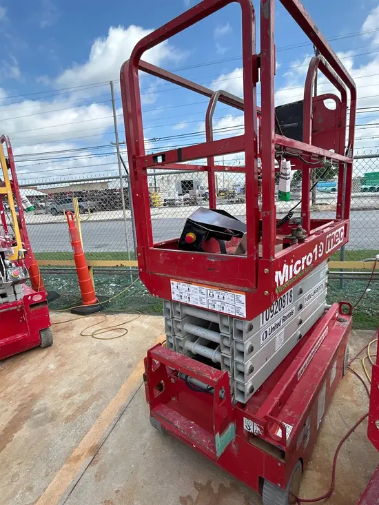 2019 MEC MICRO 19 Scissor Lift