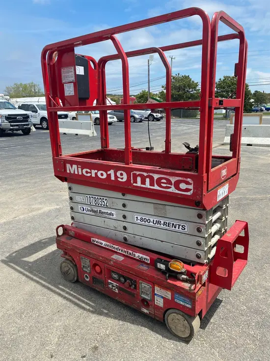 2018 MEC MICRO 19 Scissor Lift