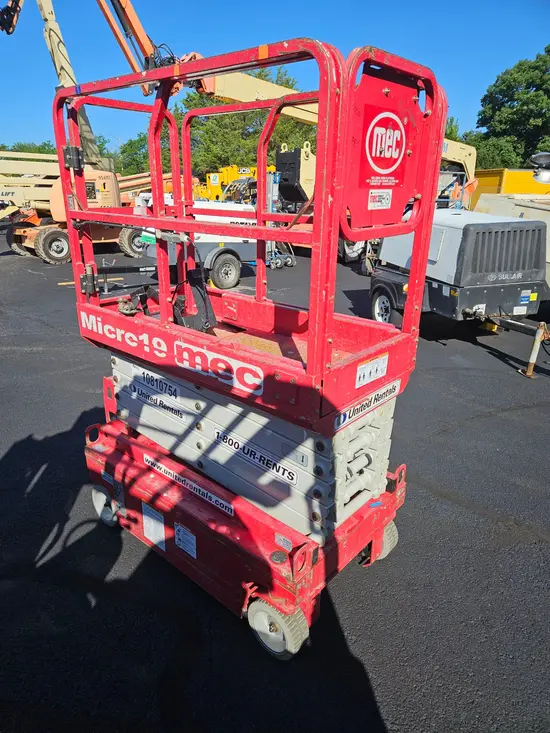 2018 MEC MICRO 19 Scissor Lift
