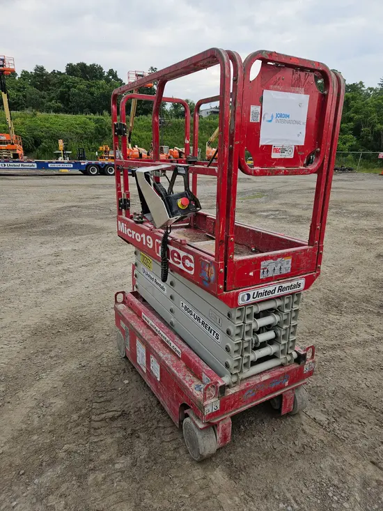 2018 MEC MICRO 19 Scissor Lift