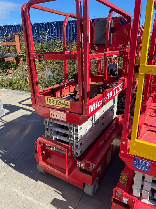 2018 MEC MICRO 19 Scissor Lift