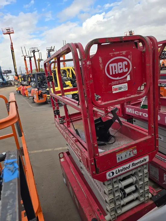 2018 MEC MICRO 19 Scissor Lift