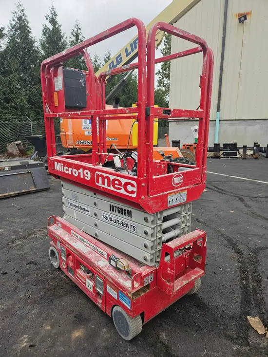2018 MEC MICRO 19 Scissor Lift