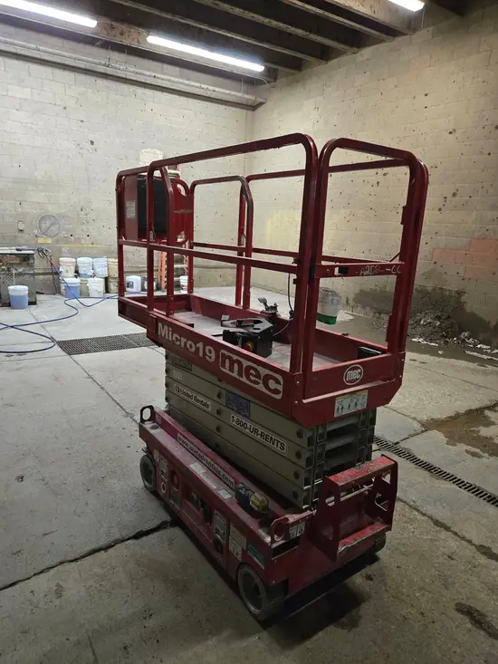 2019 MEC MICRO 19 Scissor Lift
