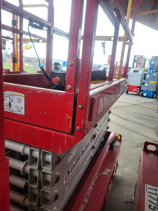 2017 MEC MICRO 19 Scissor Lift