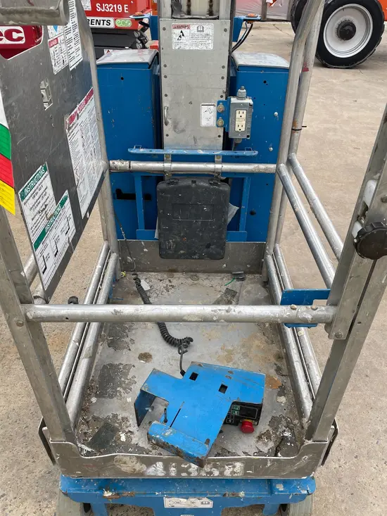 2017 Genie GR-20 Self-Propelled One-Person Lift